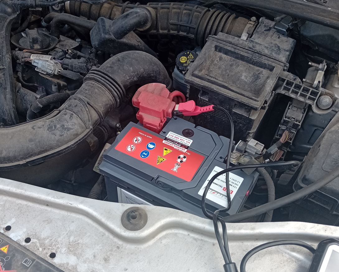 Akumulator zamontowany w Dacia Duster 1.6 benzyna start stop 2015